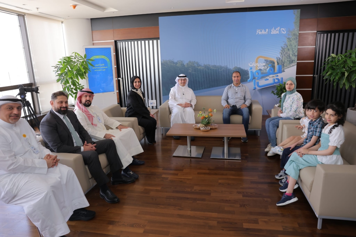 الفائز بالسحب السنوي مالك جليل وعائلته في ضيافة البنك