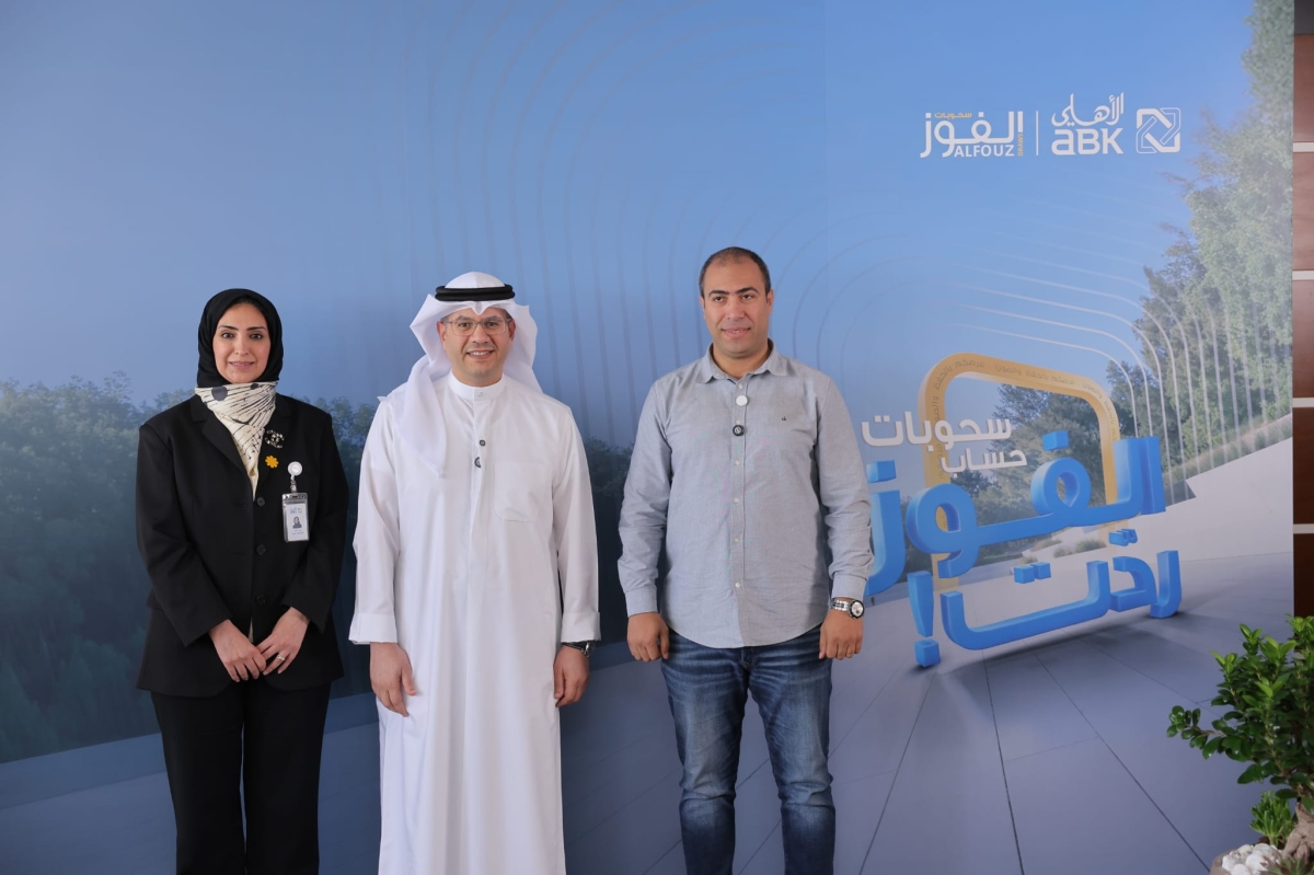 رئيس إدارة الخدمات المصرفية الشخصية محمد القطان وجهير معرفي مع الفائز بالسحب السنوي