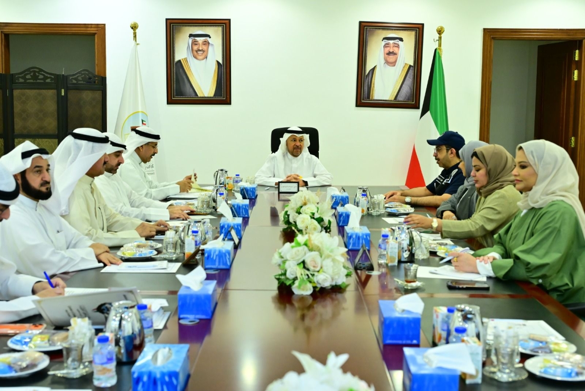 محافظ الفروانية مترئساً الاجتماع