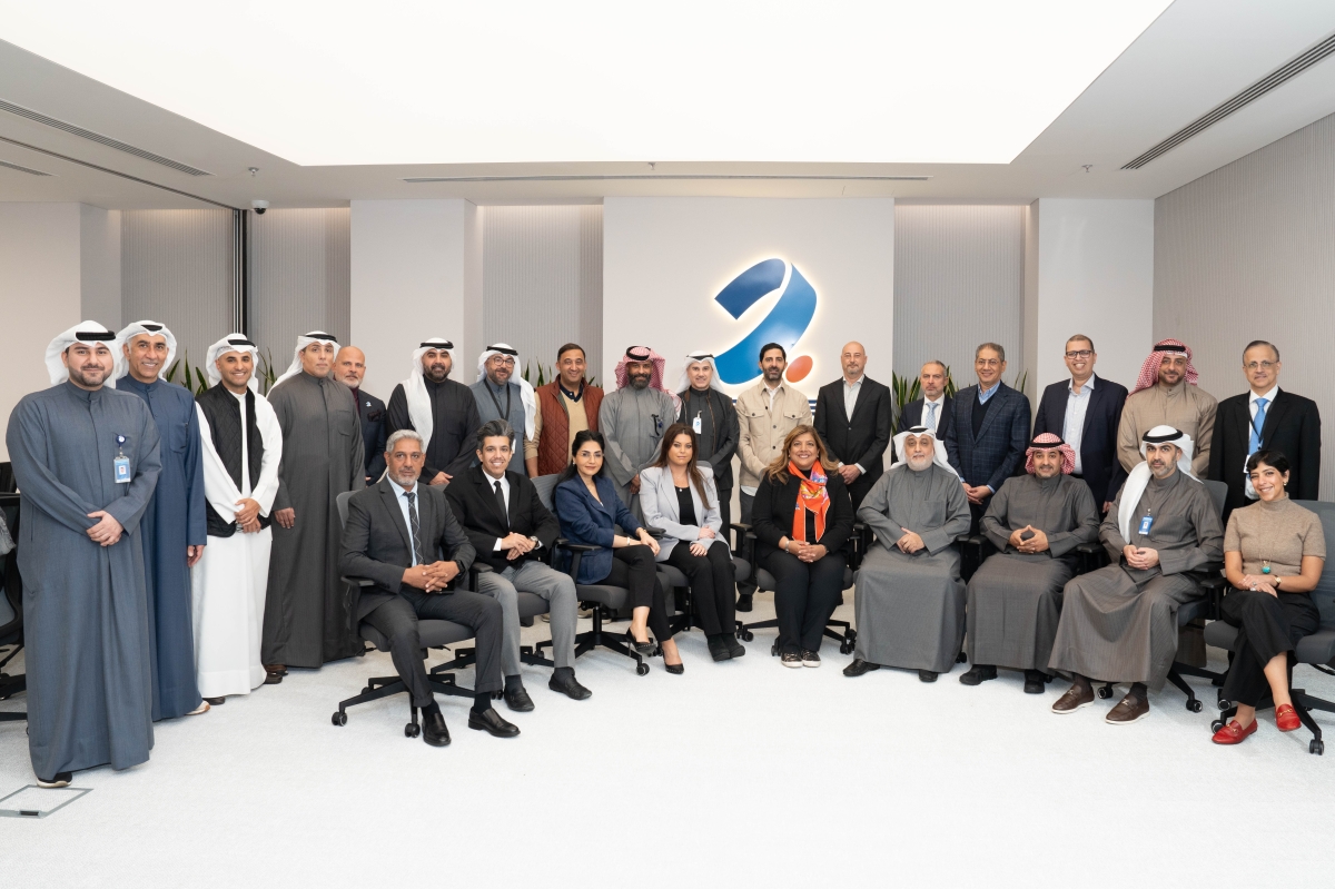  الرئيس التنفيذي للبنك - الكويت فاضل عبدالله متوسطاً فريق المعهد والمشاركين في البرنامج