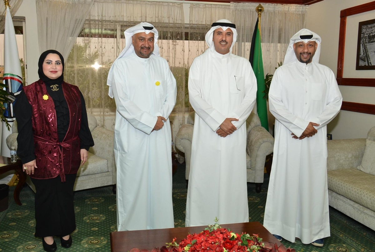 محافظ الأحمدي متوسطاً الفيلكاوي ومحمد الهدهود ودلال ملك