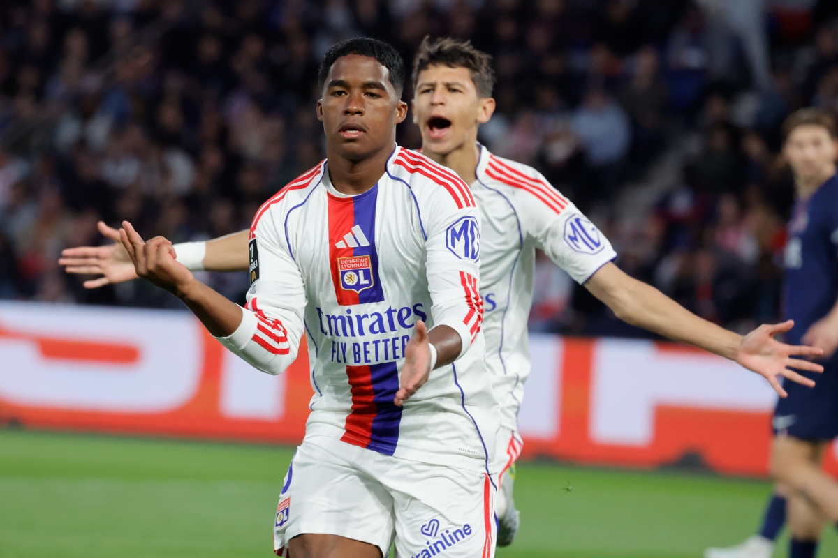  إندريك محتفلاً بهدفه في مرمى باريس سان جرمان