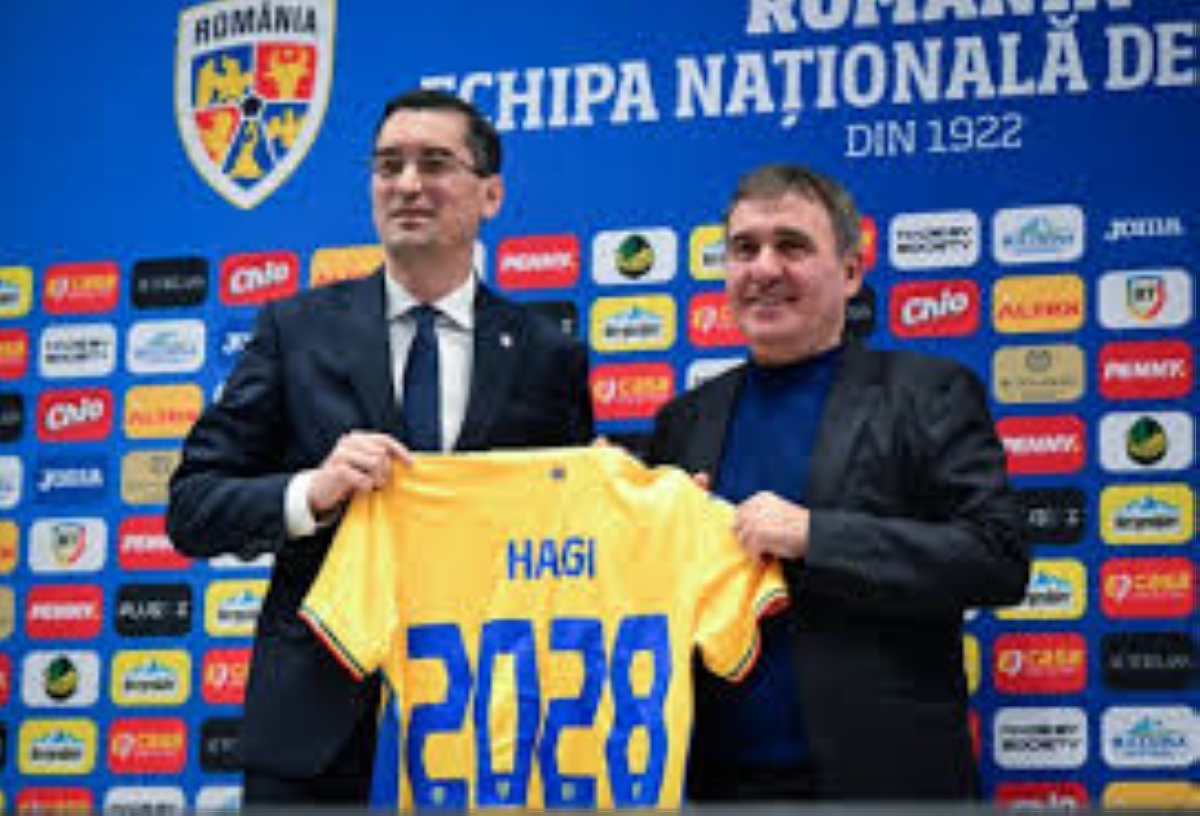 جورجي هاجي حاملاً قميص منتخب رومانيا