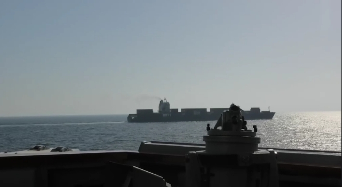 سفينة إيرانية في مرمى مدمرة أميركية في مضيق هرمز