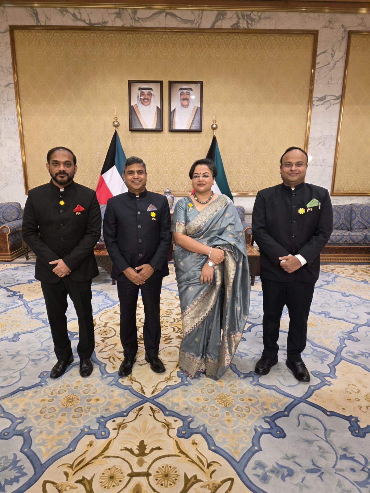 السفيرة تريباثي وأعضاء في البعثة الهندية