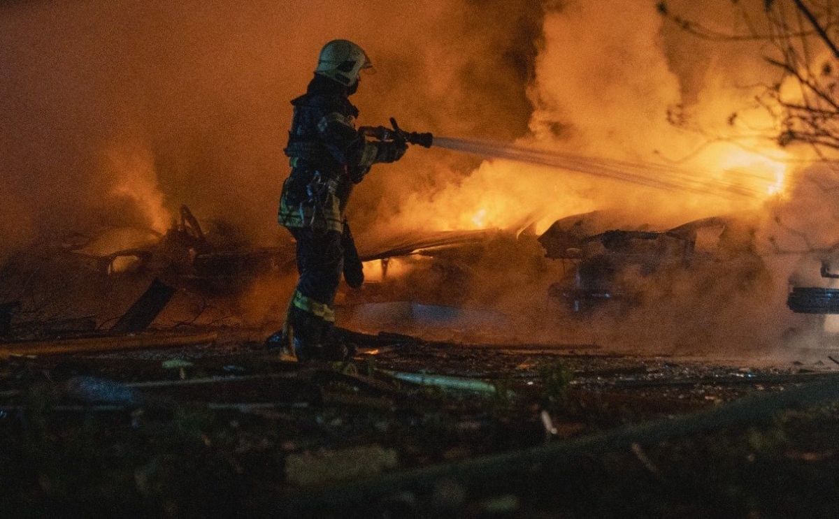 حرائق أحدثها القصف الروسي على بلدة سومي الأوكرانية (أ ف ب) 