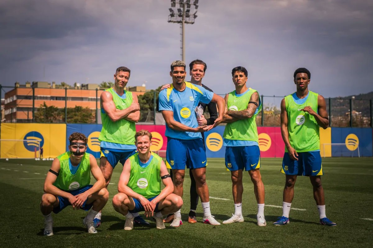 لاعبو برشونة خلال التدريب