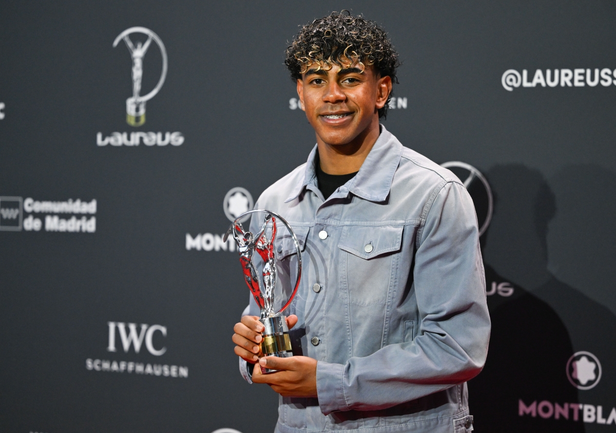 لامين يامال حاملاً الجائزة