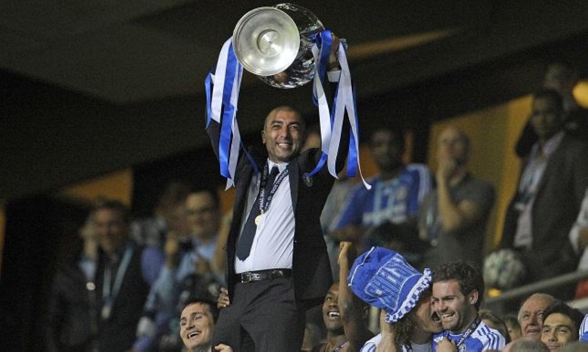 روبرتو دي ماتيو حاملاً دوري أبطال أوروبا 2012