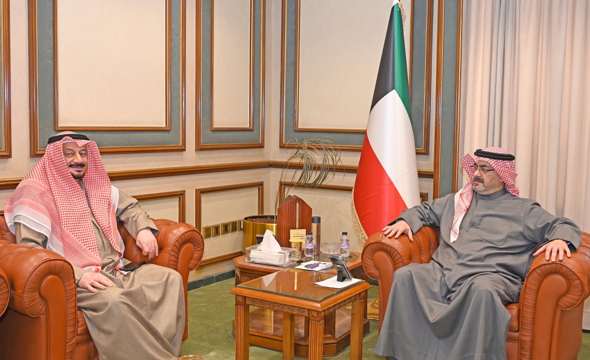 المحافظ لدى لقائه الزميل ناصر الفرحان 