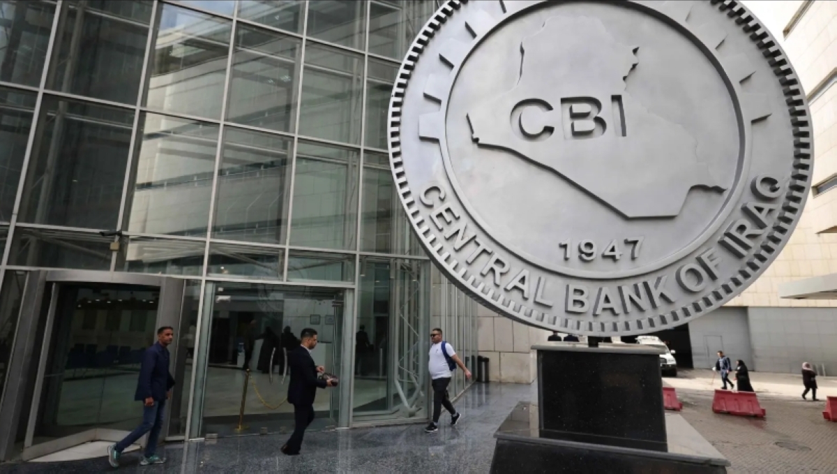 عراقيون أمام البنك المركزي العراقي في بغداد (أ ف ب)