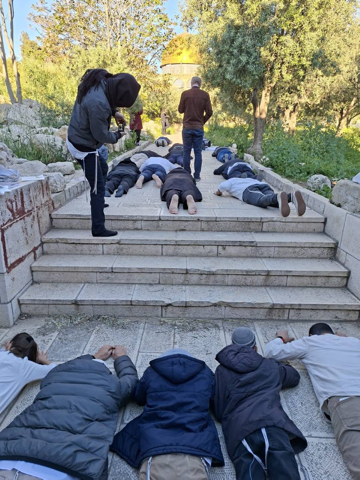 مستوطنون متطرفون يؤدون «السجود الملحمي»