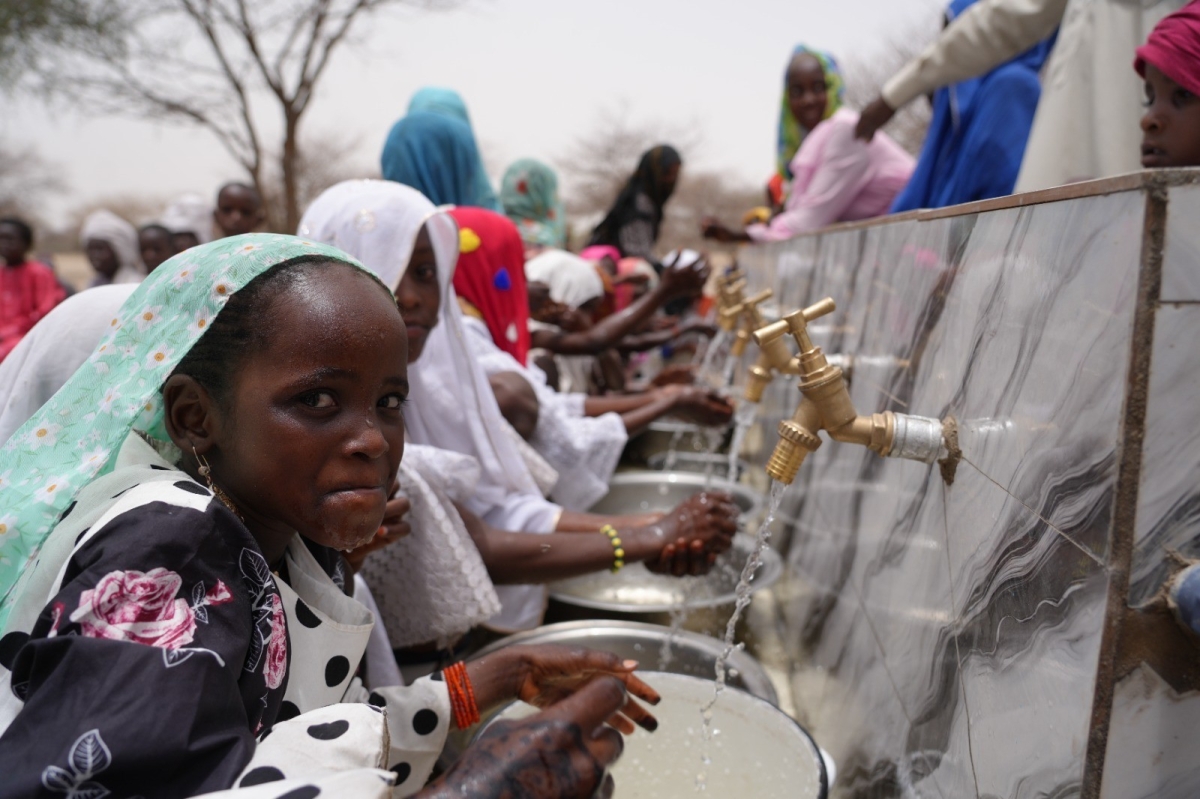 فتيات يملأن المياه في أحد مشاريع الجمعية في تشاد