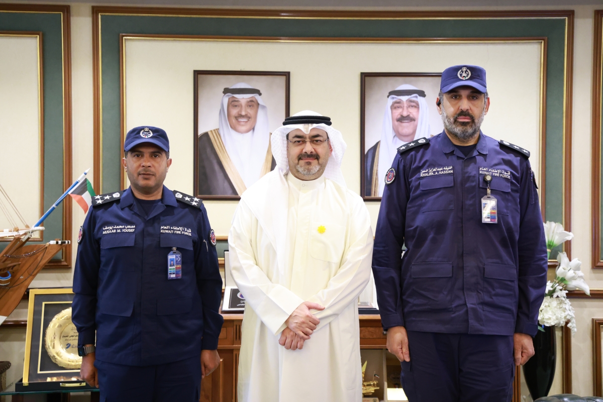 محافظ العاصمة متوسطاً العميد الأنصاري والعقيد السويدي