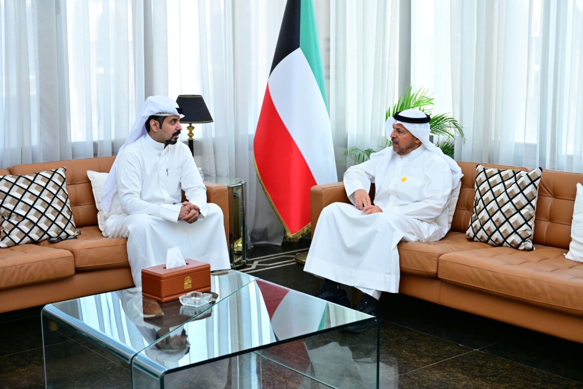 1محافظ الفروانية خلال استقباله أحمد الرشيدي