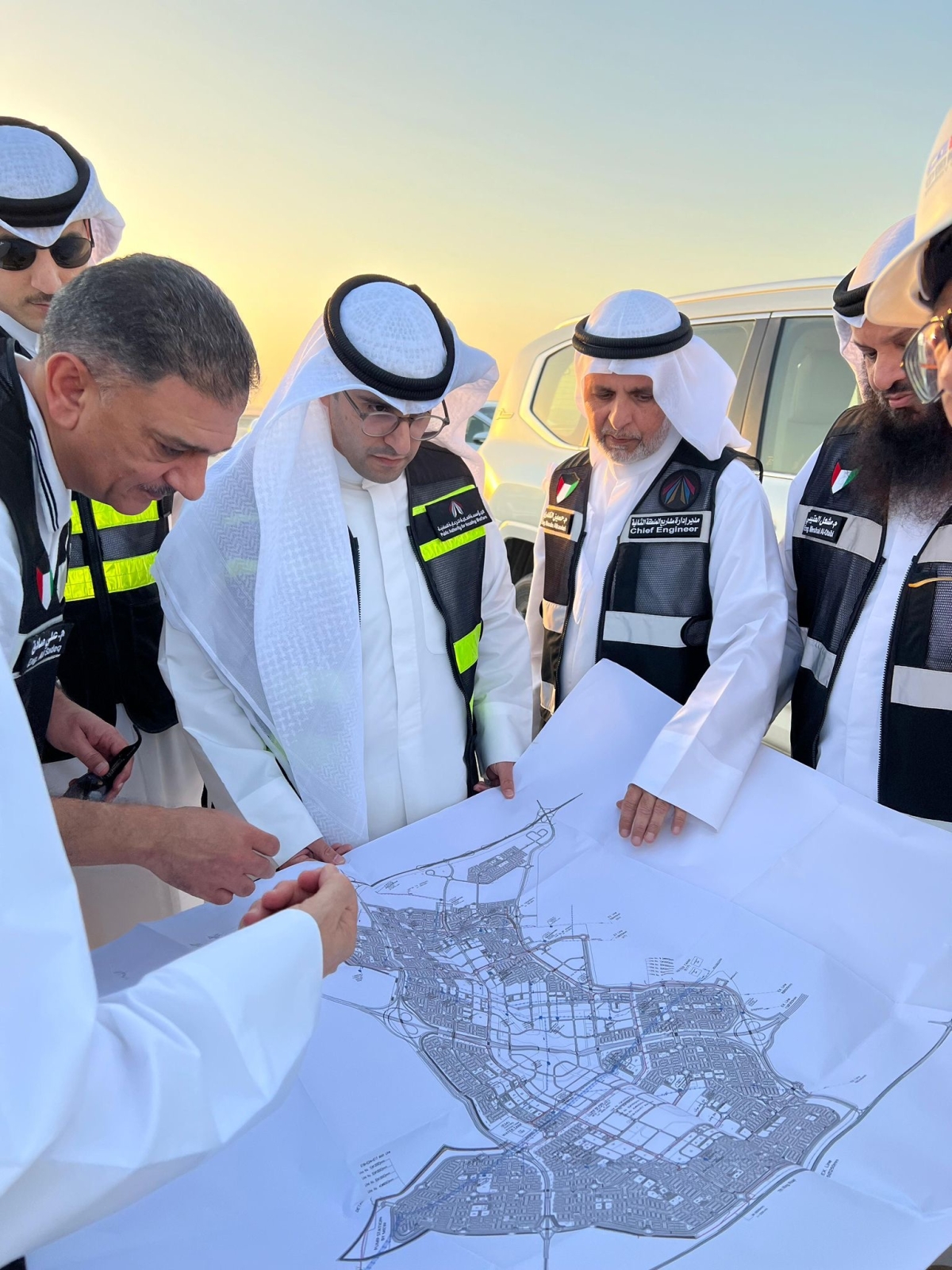 الوزير المشاري يطلع على مخطط أحد المشاريع في جولة سابقة