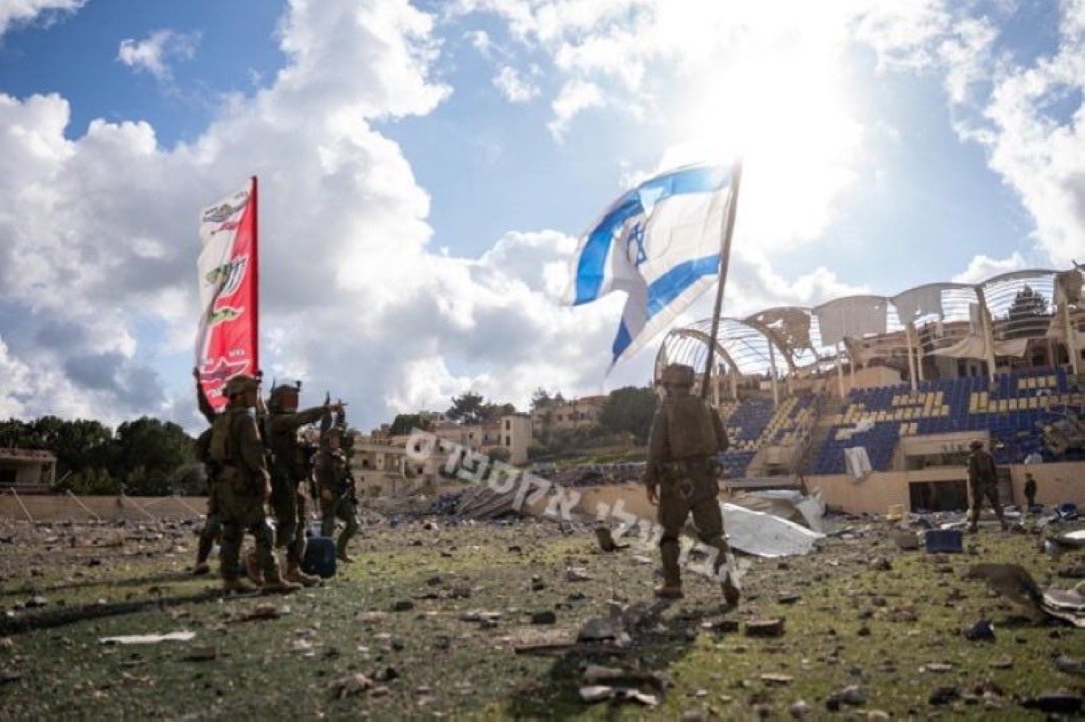 رفع العلم الإسرائيلي في ملعب مدينة بنت جبيل