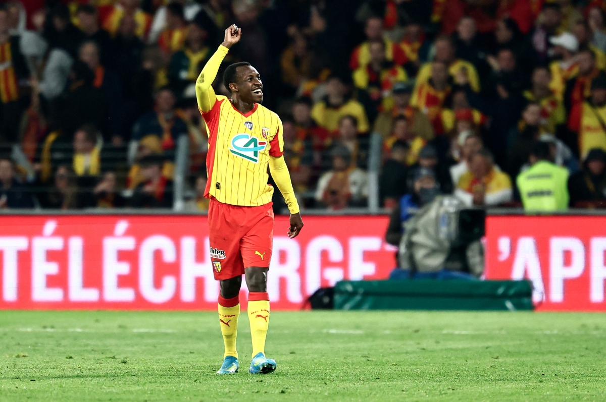  سعود عبدالحميد محتفلاً بالتأهل إلى نهائي كأس فرنسا (أ ف ب)