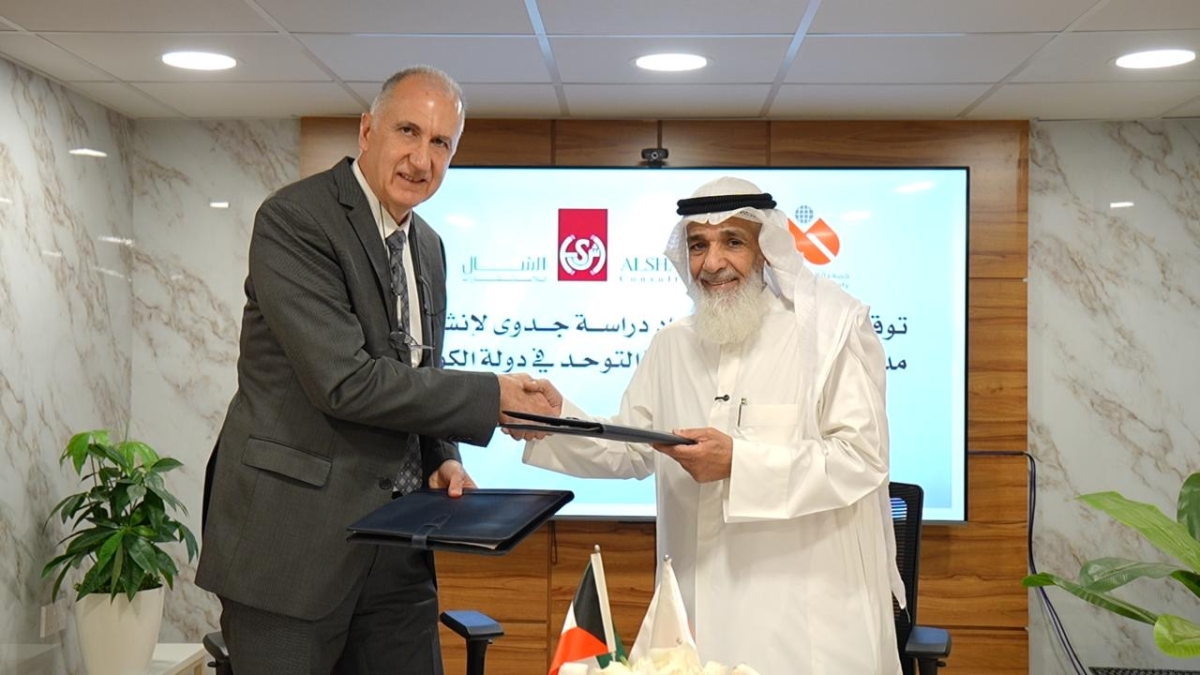 عيسى الظفيري ومسؤول شركة الاستشارات عقب توقيع الاتفاقية