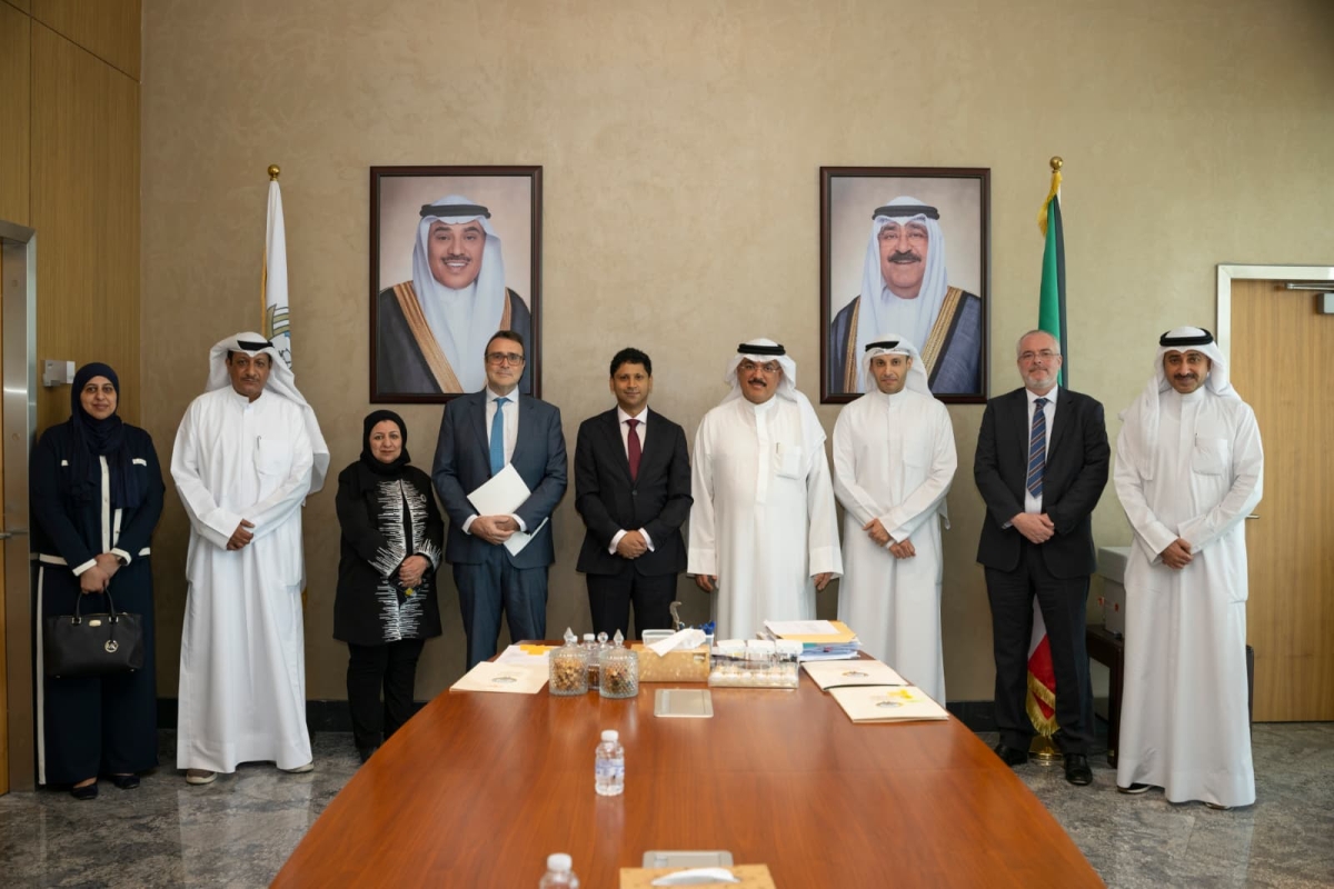 الطبطبائي متوسطاً السفير وأعضاء الوفد المرافق له