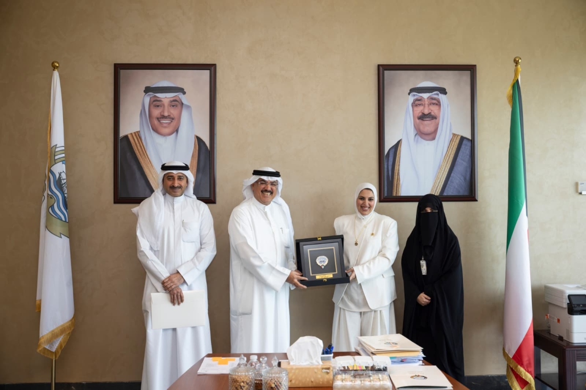 الوزير مكرّماً المُعلمة