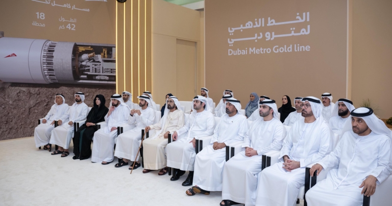 محمد بن راشد يعلن عن خط جديد لمترو دبي بتكلفة 34 مليار درهم. بطول 42 كيلومتراً وعلى عمق 40 متراً تحت الأرض والانتهاء منه سبتمبر 2032 