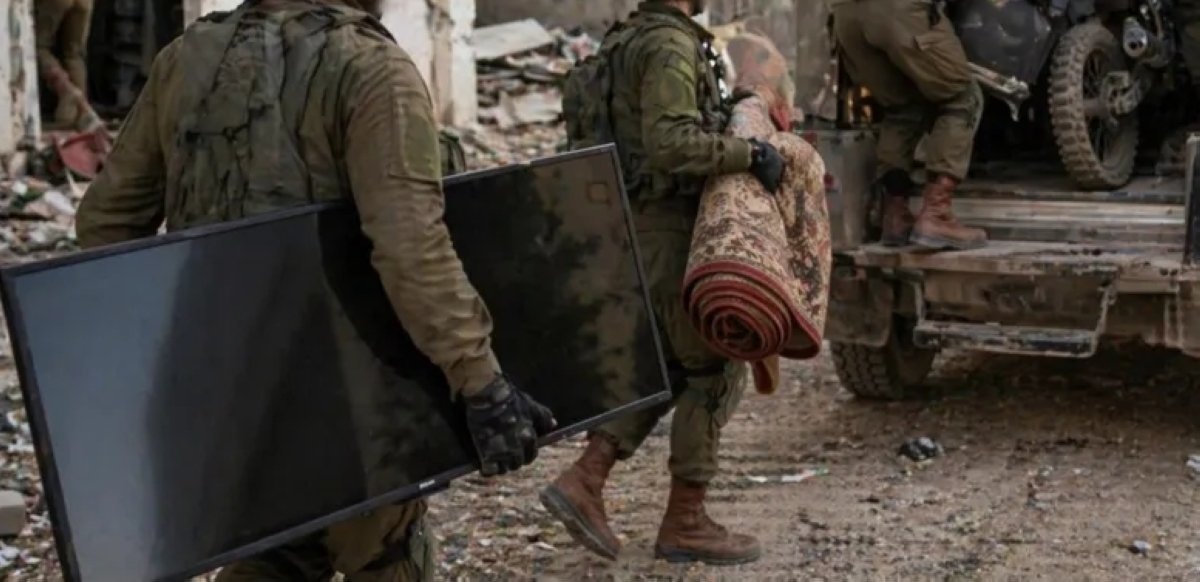 جنود إسرائيليون يسرقون أجهزة وممتلكات في جنوب لبنان