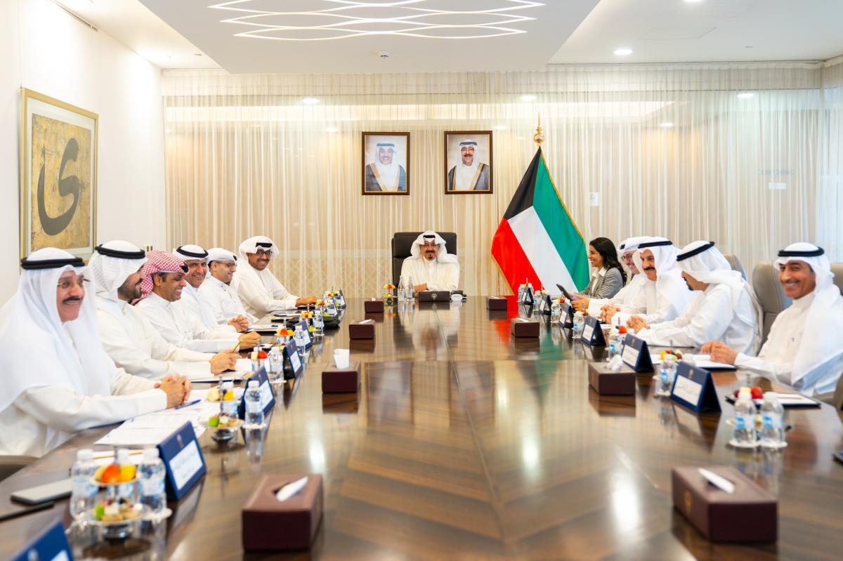 رئيس الوزراء مترئساً اجتماع لجنة متابعة تنفيذ المشاريع التنموية الكبرى