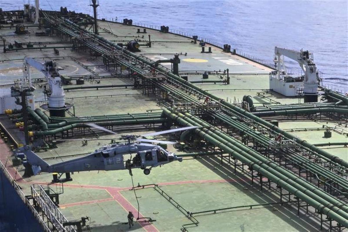 إنزال عناصر من المارينز على متن «ماجستيك إكس» في المحيط الهندي