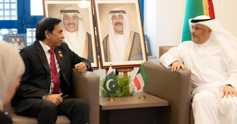 وزير الاتصالات وسفير باكستان استعرضا العلاقات وتعزيز التعاون