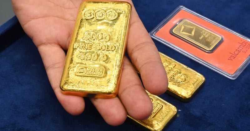 الذهب يرتفع لكنه يتجه لتسجيل أول خسارة أسبوعية في أكثر من شهر 