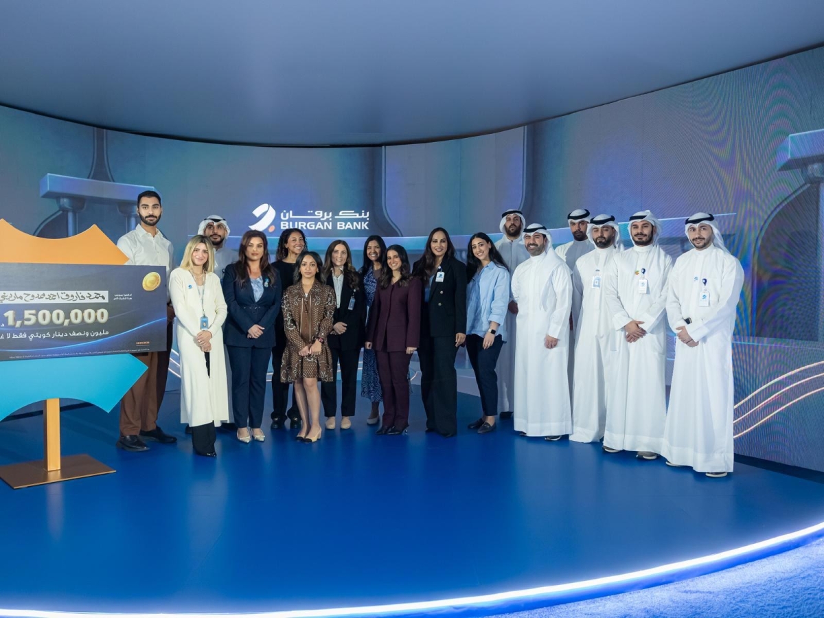 الإدارة العليا وفريق «برقان» خلال الإعلان عن تتويج المليونير الرابع ضمن سحوبات «كنز برقان»
