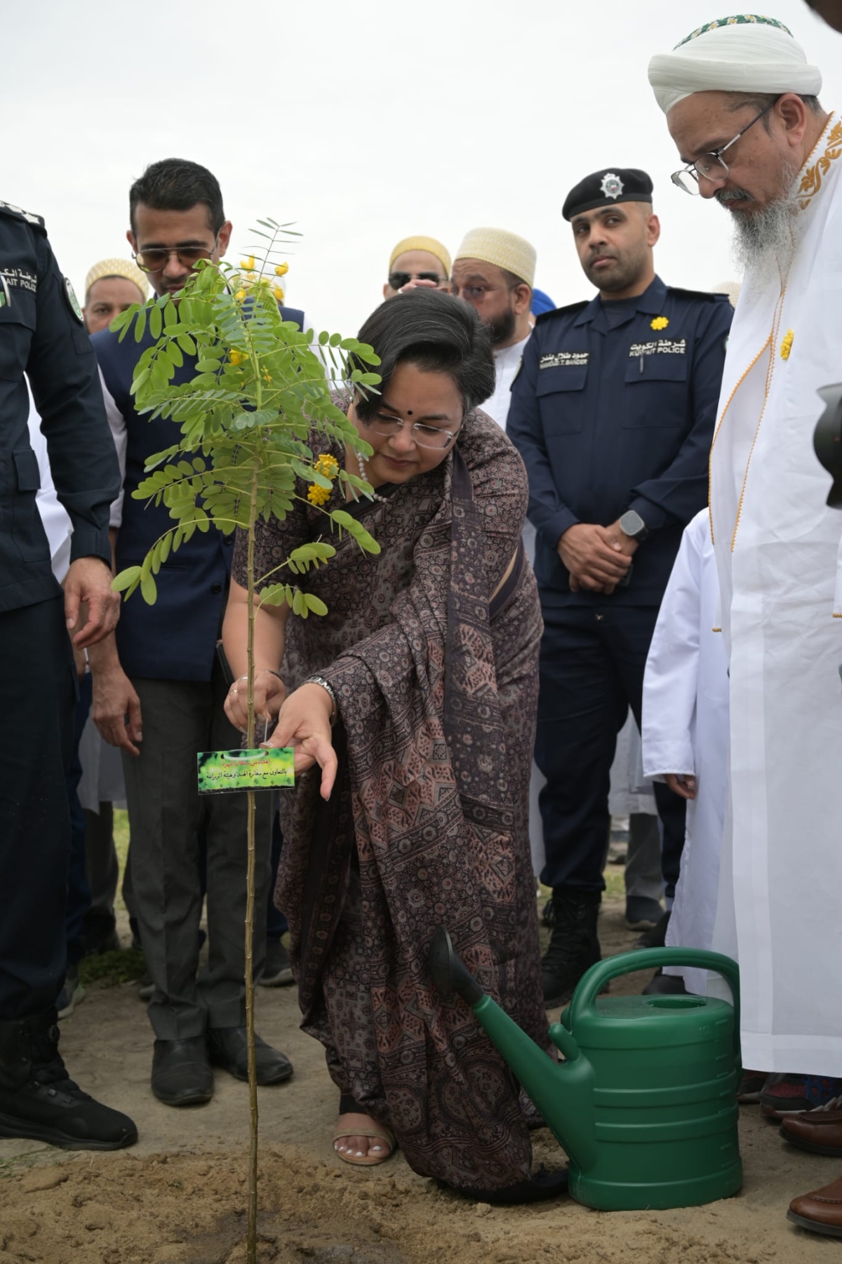 السفيرة تريباثي تزرع شجرة باسم الأم
