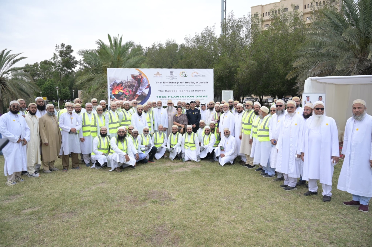 السفيرة تتوسط المشاركين في الحملة