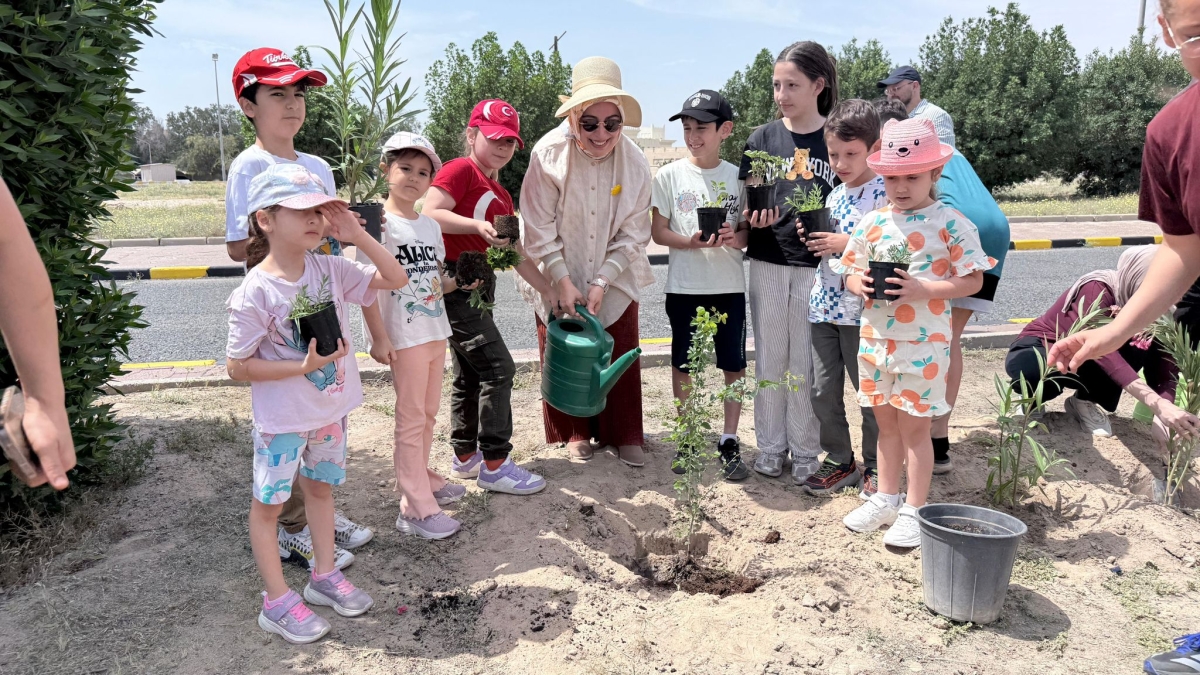 السفيرة التركية تُشارك في زراعة النبتة