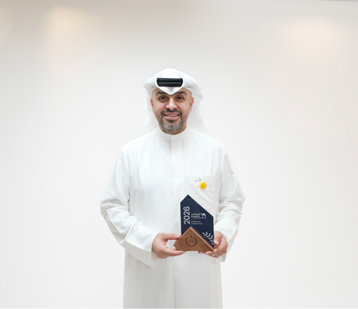 النائب الأول للرئيس - رئيس الاتصال الرقمي في البنك عبدالمحسن الرشيد يتسلم الجائزة