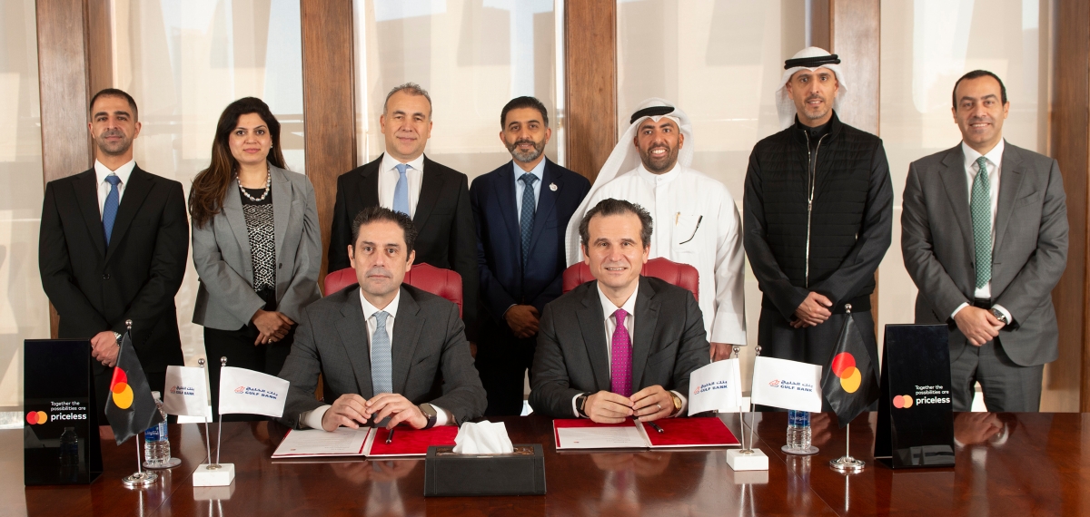 صورة جماعية لمسؤولي «الخليج» و«ماستركارد» عقب توقيع الاتفاقية