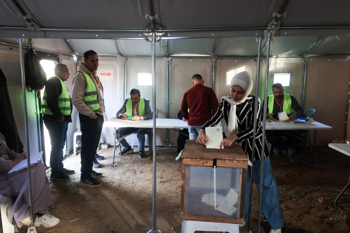 جانب من عمليات التصويت في ديرالبلح  (أ ف ب)