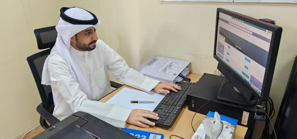 معلم خلال الحصة الافتراضية