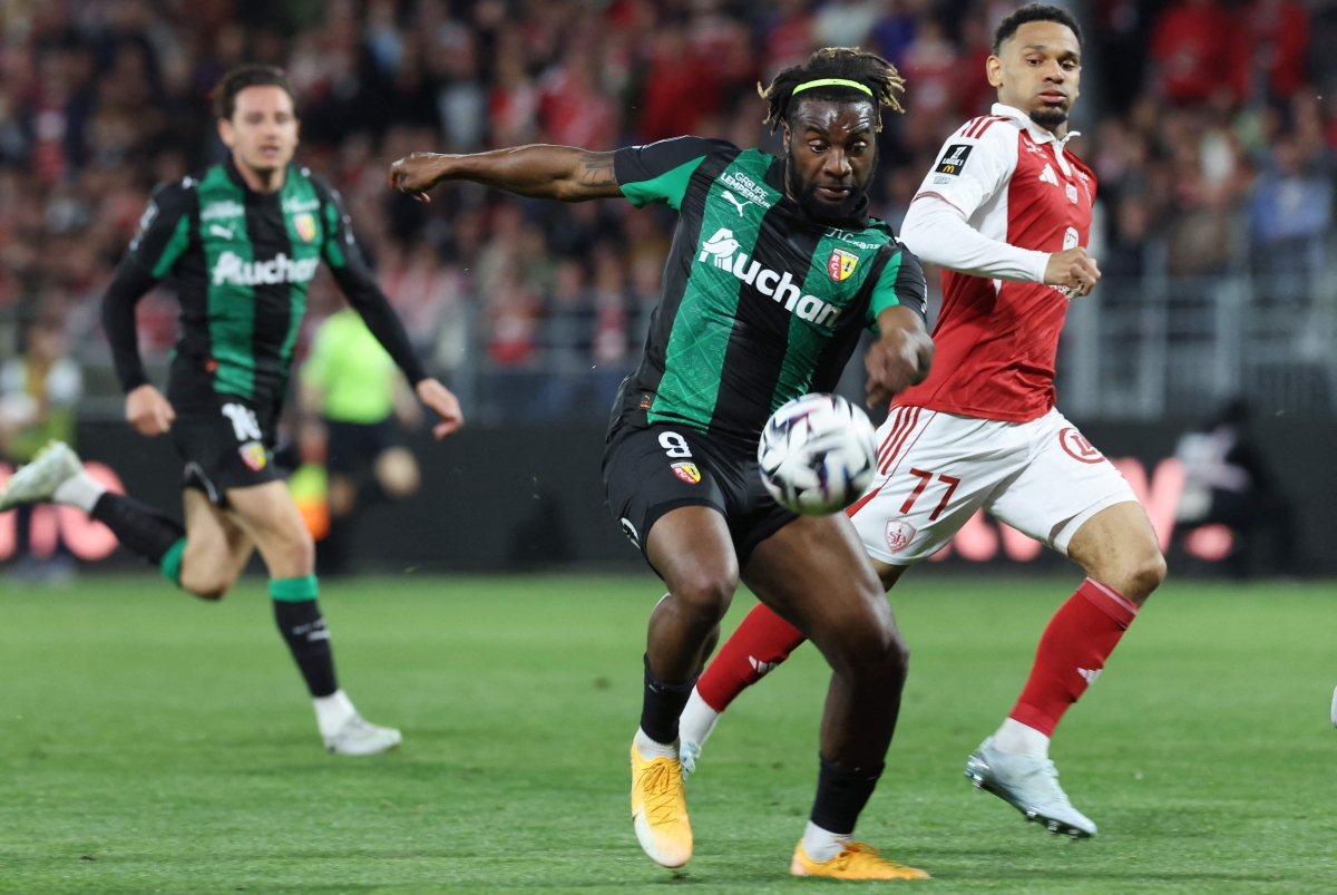 ألان سان-ماكسيمان محاولاً السيطرة على الكرة (أ ف ب)