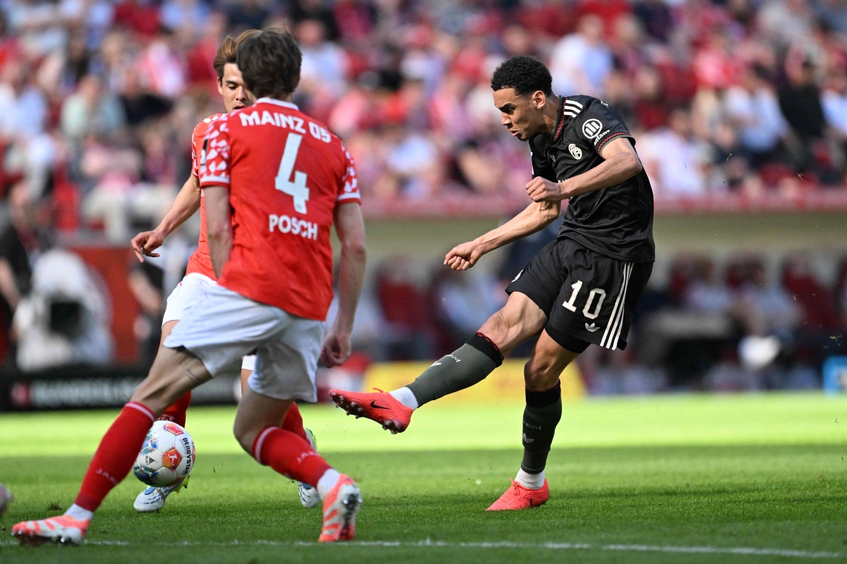 جمال موسيالا مسدداً الكرة على مرمى ماينتس (أ ف ب)