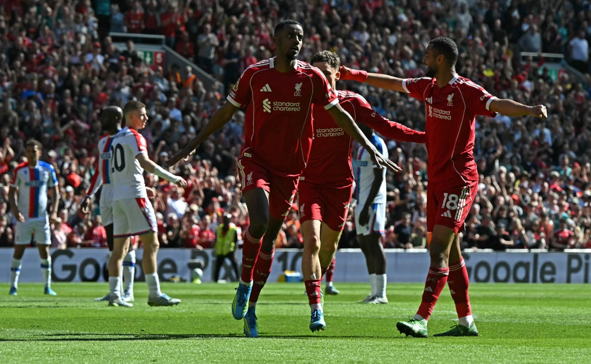 ألكسندر إيساك محتفلاً بهدفه (أ ف ب)