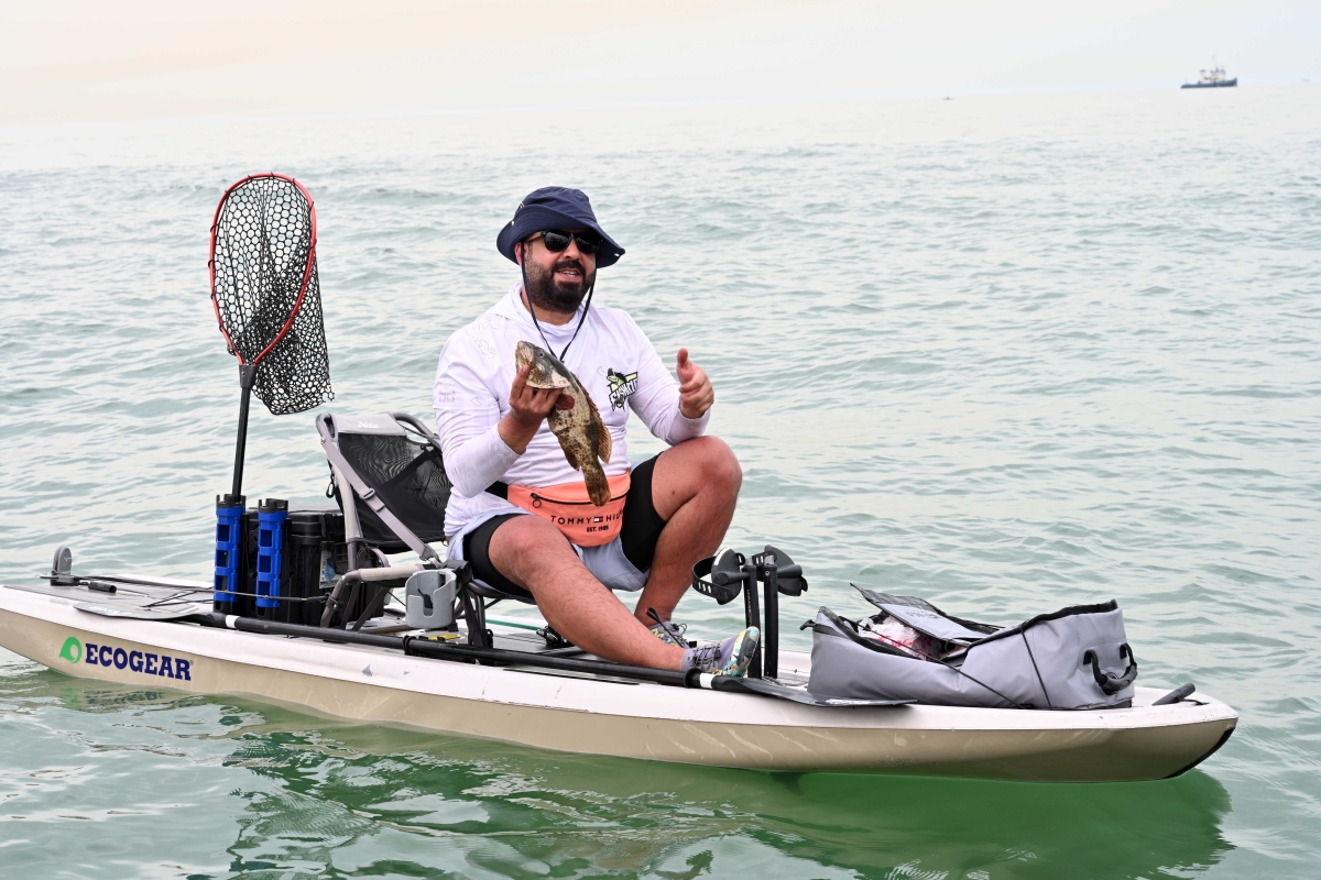  متنزه يصطاد سمكة على مركب كاياك