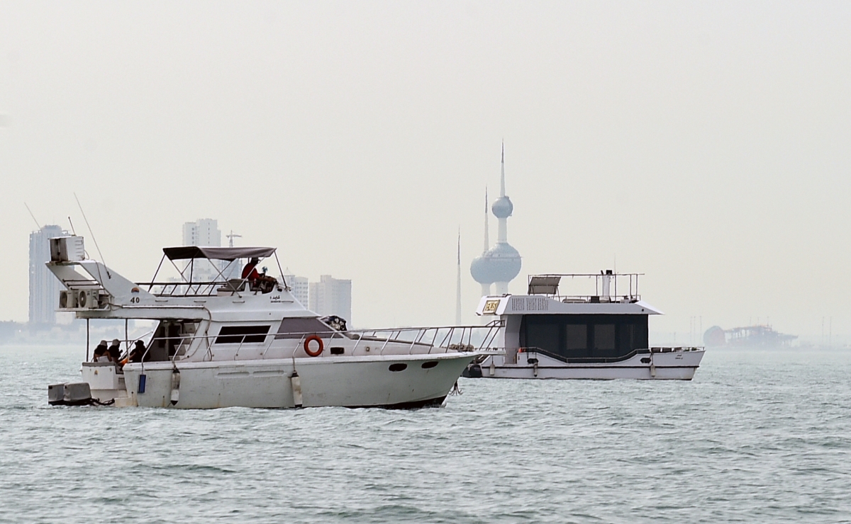  قوارب الصيد تبحر في طلب السمك