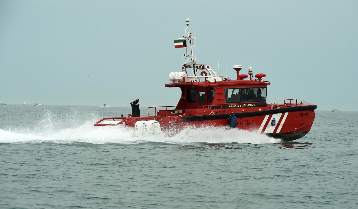 مركب إطفاء يواكب العودة للبحر