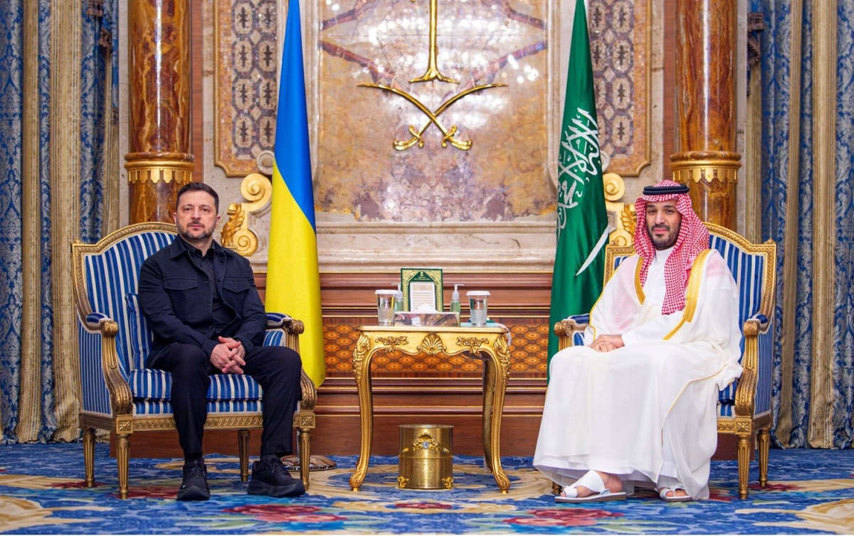 محمد بن سلمان مستقبلاً زيلينسكي في جدة (واس) 