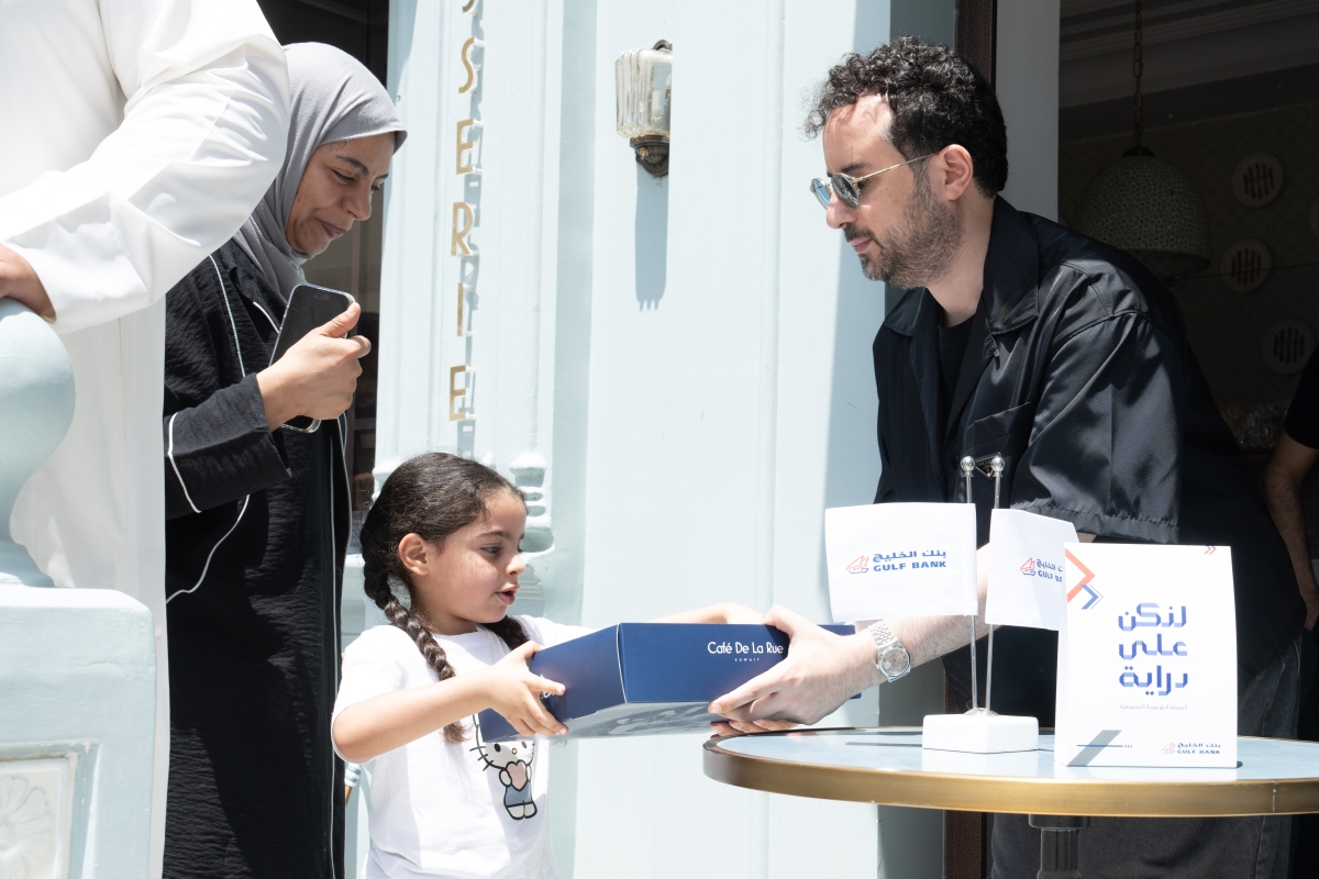 طفلة تتسلم كيكة العرفج