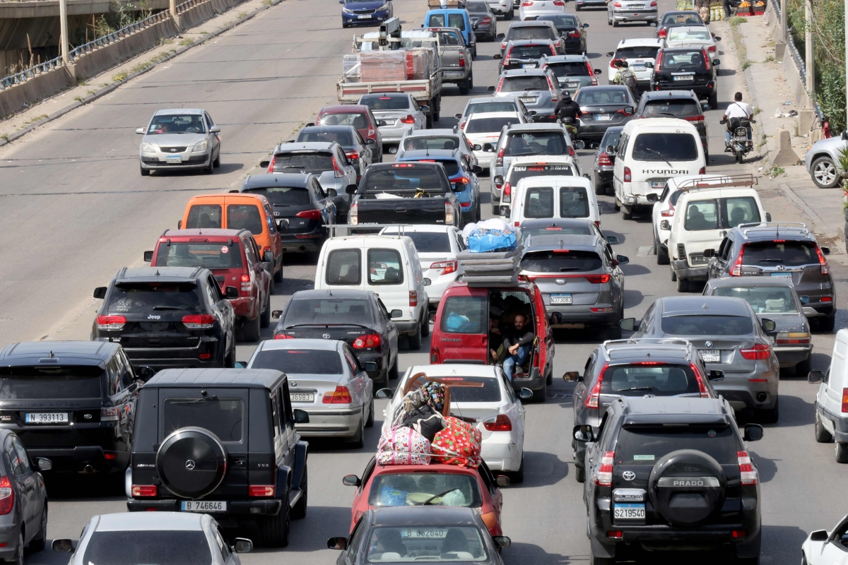 مدنيون ينزحون من الجنوب باتجاه بيروت (أ ف ب)