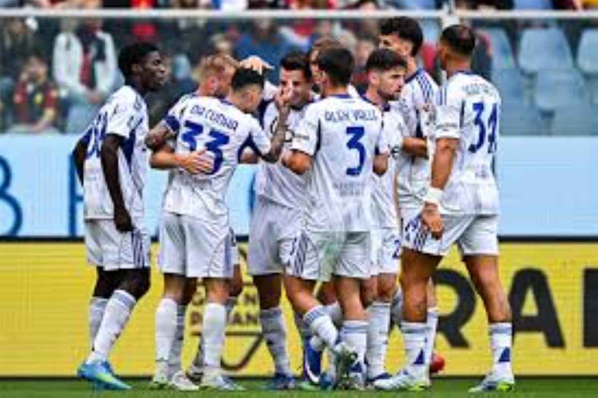 لاعبو كومو يحتفلون بالفوز