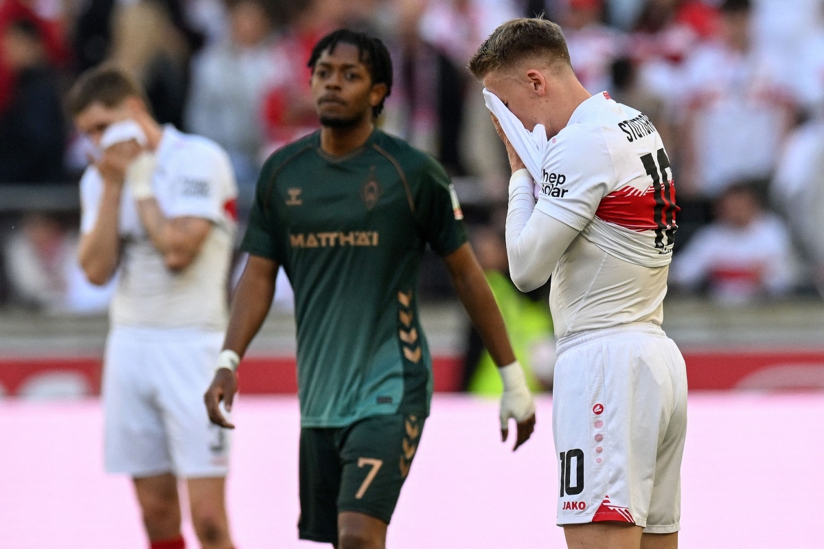 خيبة لاعبي شتوتغارت بعد المباراة (أ ف ب)